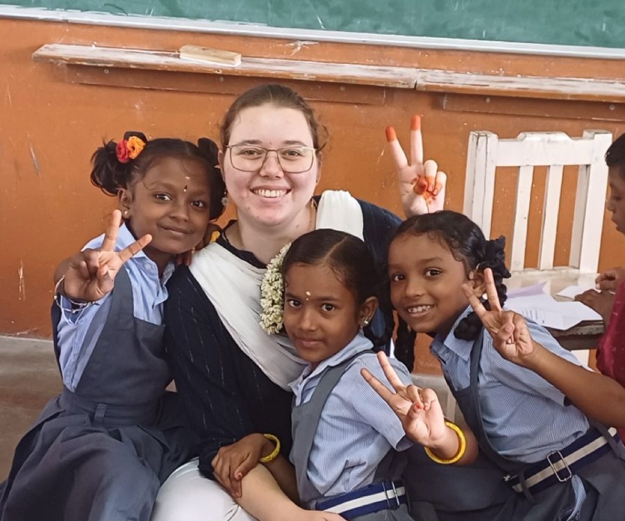 Lisa_während dem Unterricht_Schule Gedilam_Rakshatha, Lisa, Keerthi, Roshini